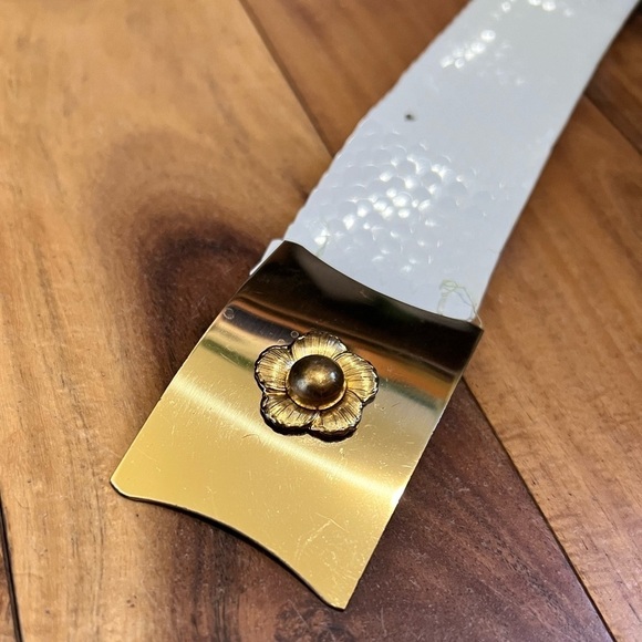 Vintage White Iridescent Snake Scale Sequin Belt Gold Flower Statement Textured - Picture 5 of 8